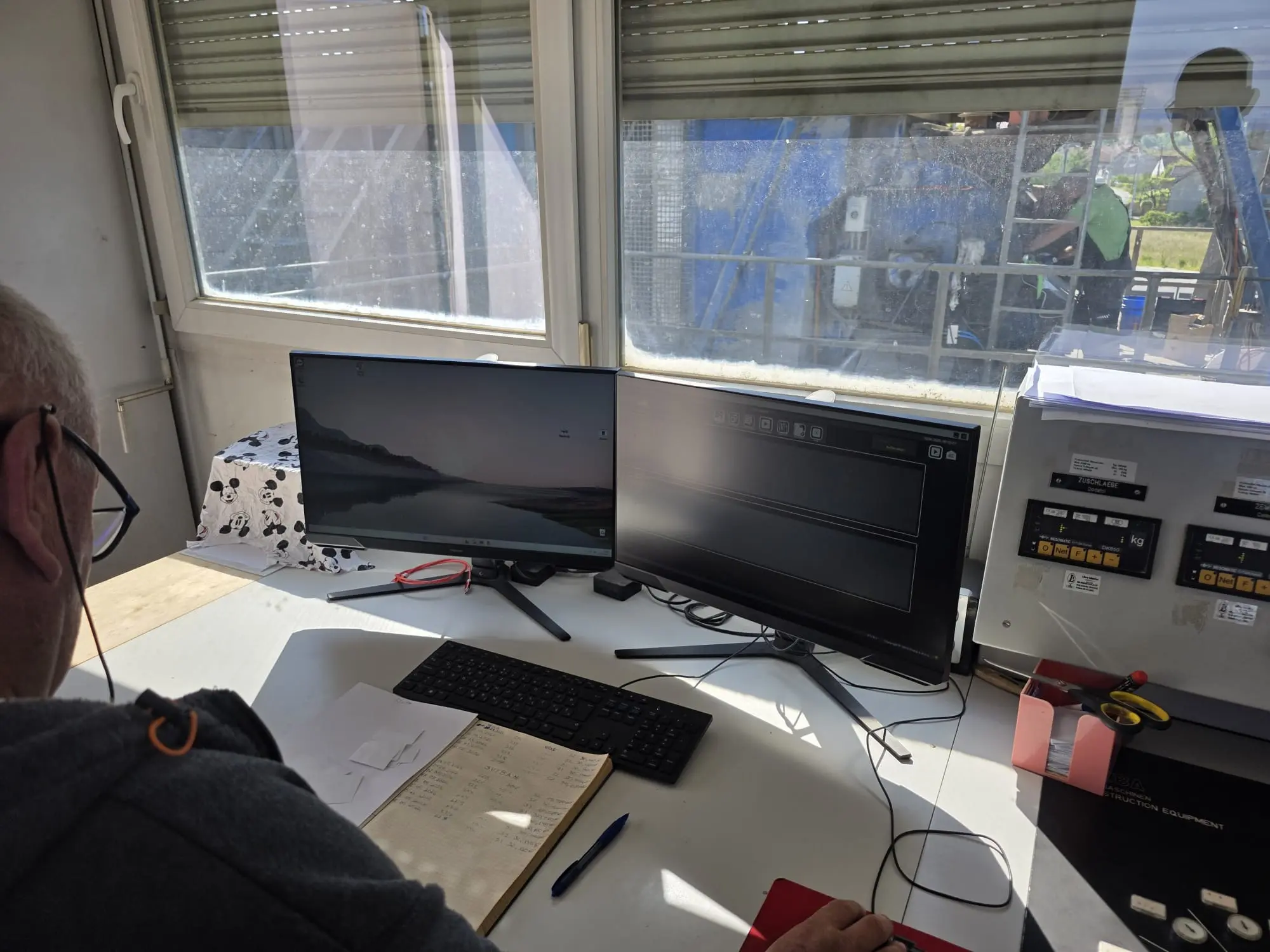 Kontrolna soba s monitorima za nadzor betonskog postrojenja
