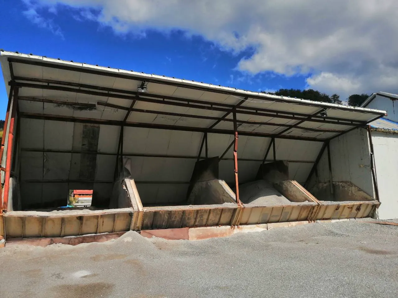 ELBA EBCD 60 – bunkeri za agregat s nadstrešnicom, pogled s prednje strane