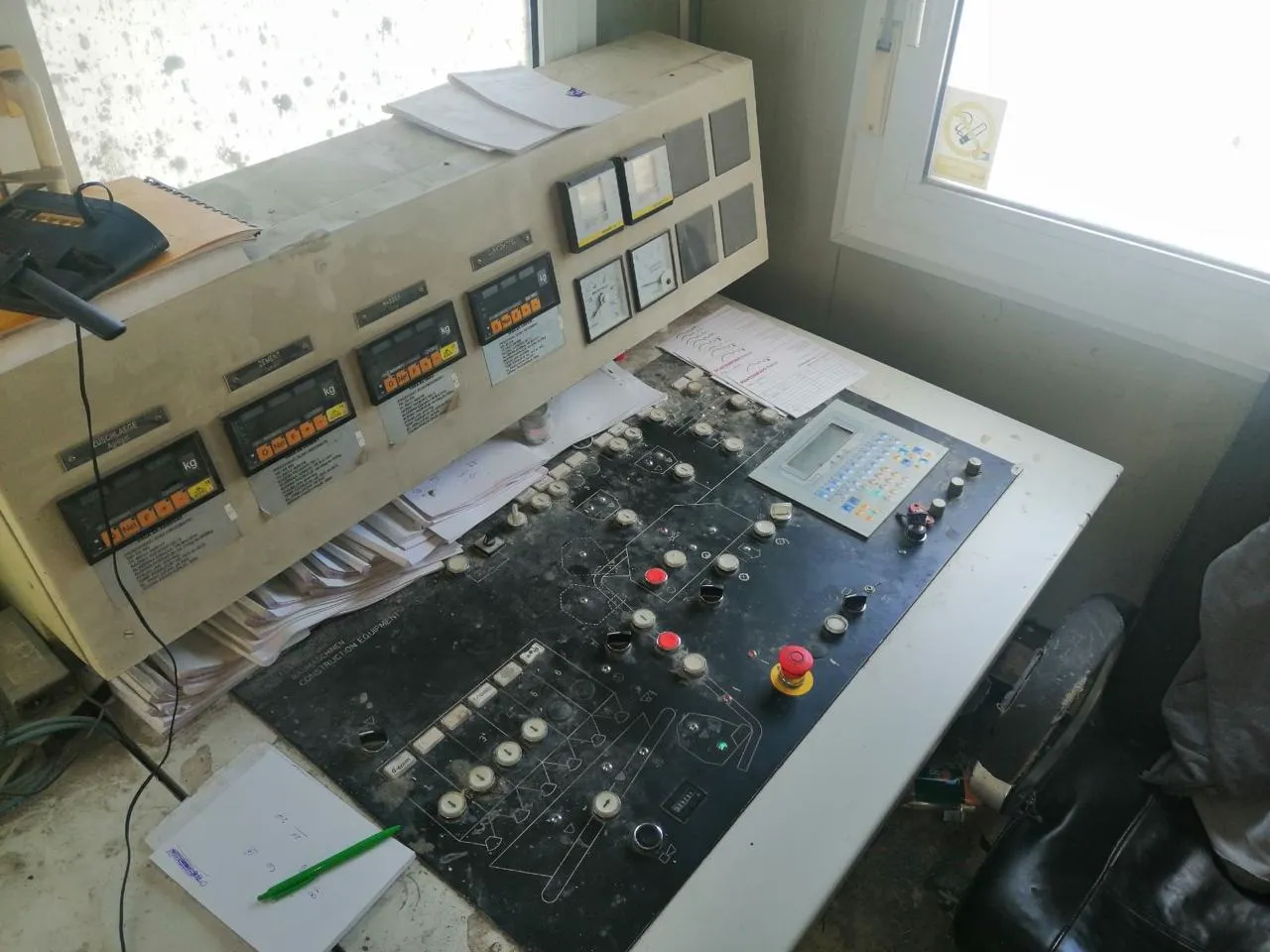 ELBA EBCD 60 – upravljački pult betonare s instrumentima i tipkama