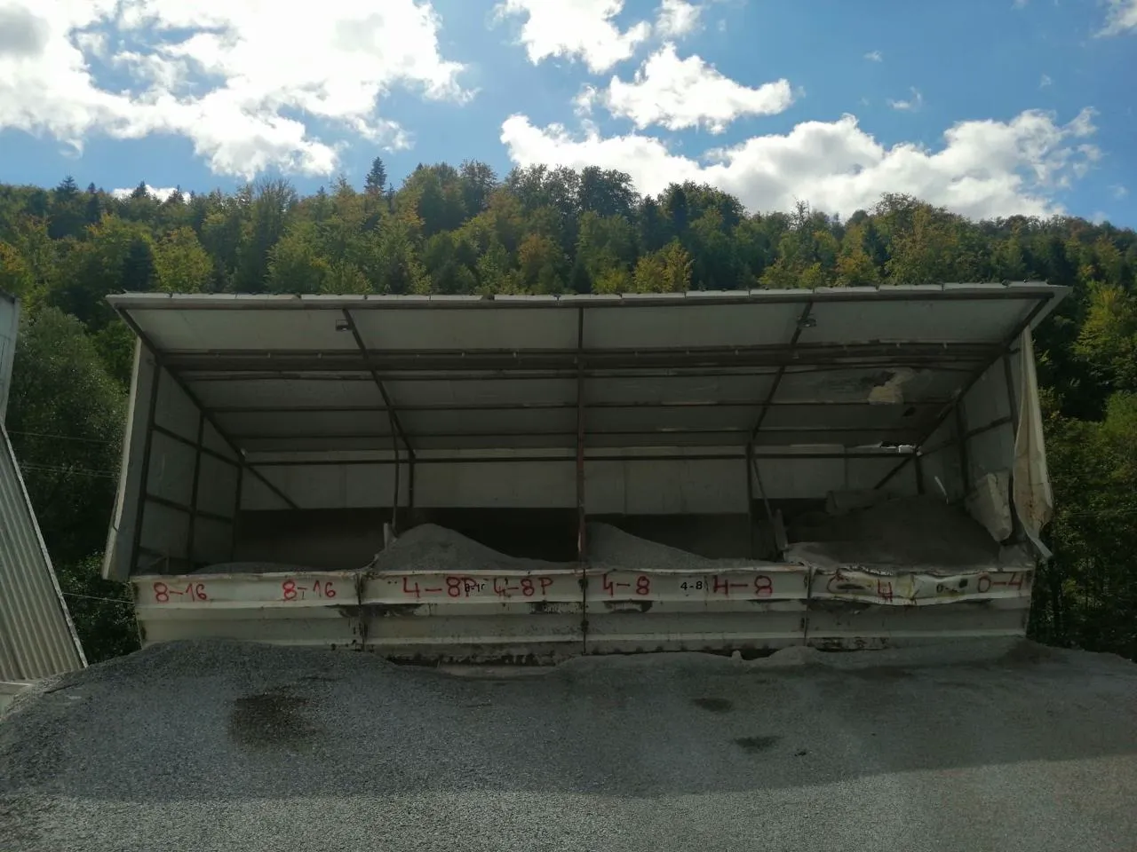 ELBA EBCD 60 – bunkeri za frakcije agregata s nadstrešnicom