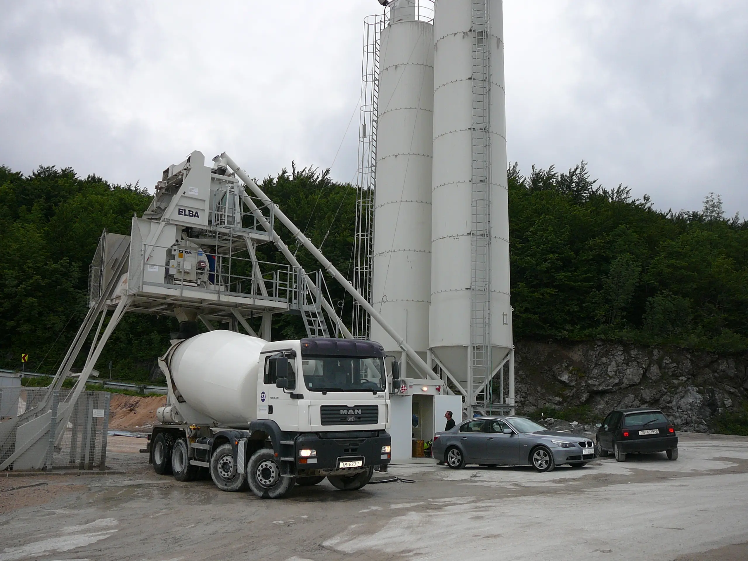 ELBA EBCD 60 – miješalica s automiješalicom MAN pri punjenju betona i dva silosa za cement
