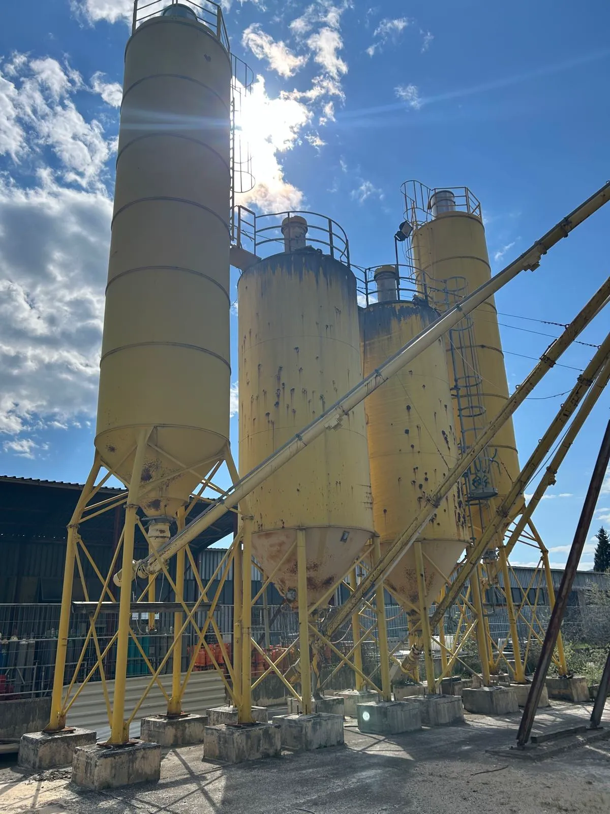 ELBA EMC 38 – tri silosa za cement, pogled s prednje strane