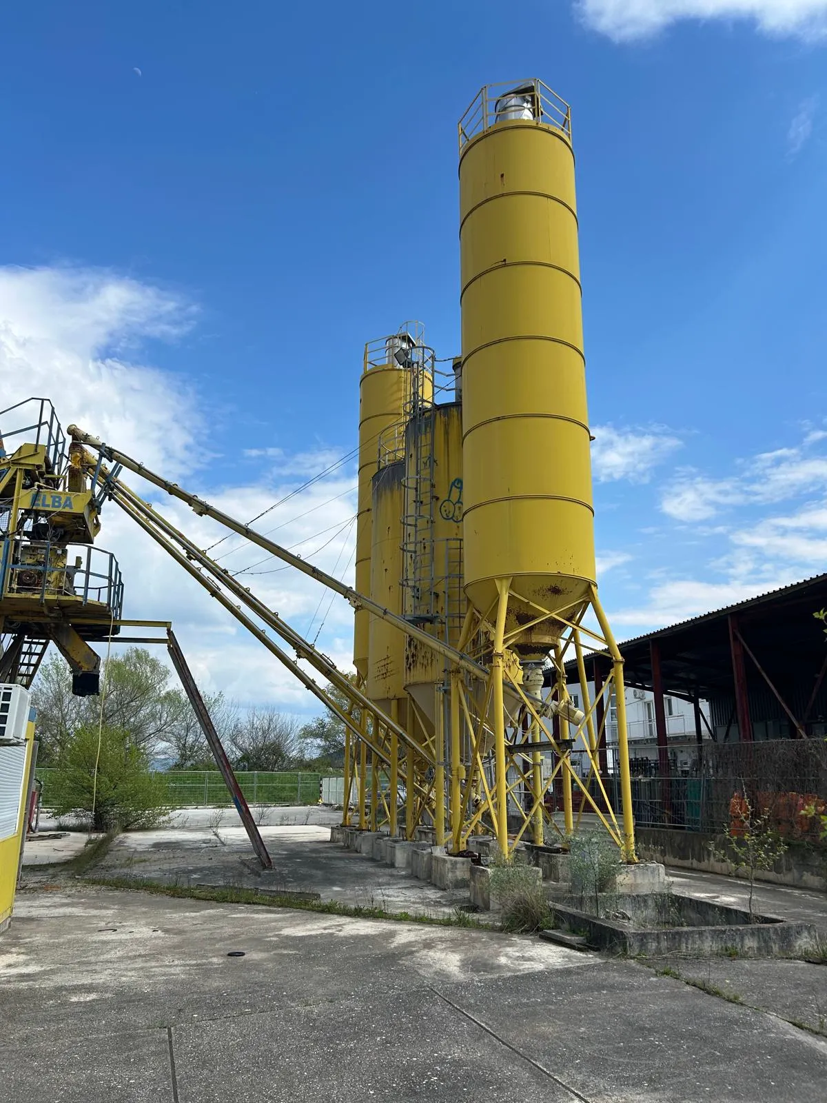 ELBA EMC 38 – dva silosa za cement s trakastim transporterom, bočni pogled