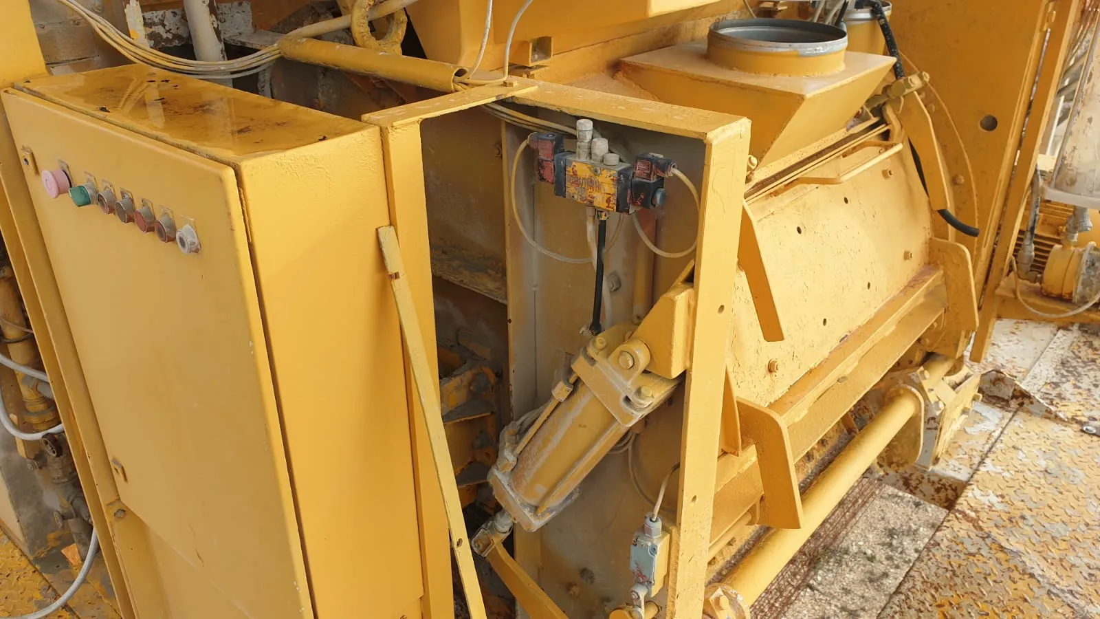 ELBA EMC 38 kompaktna – otvoreni panel miješalice s hidrauličkim komponentama