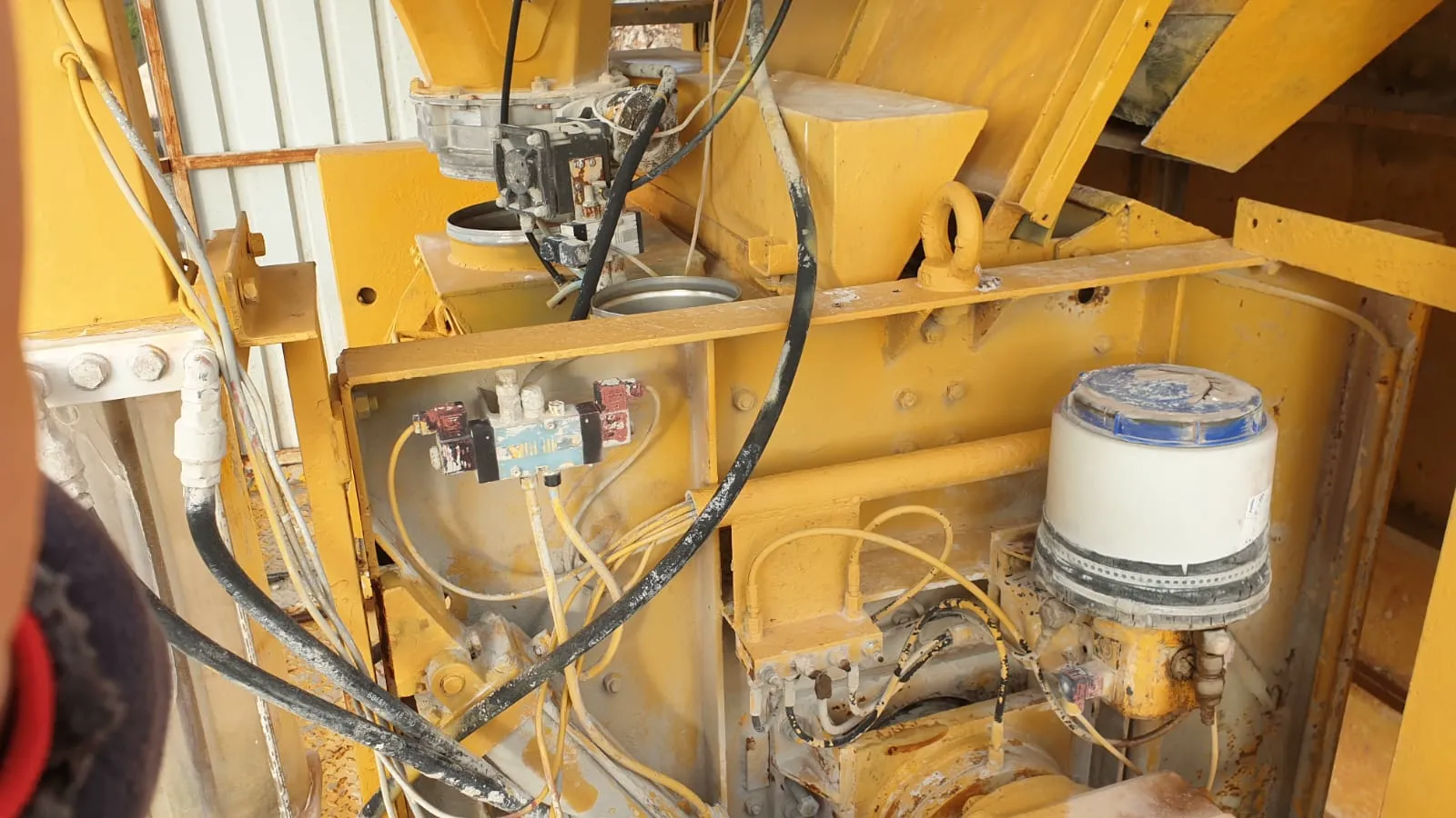 ELBA EMC 38 kompaktna – unutrašnjost hidrauličkog sustava miješalice