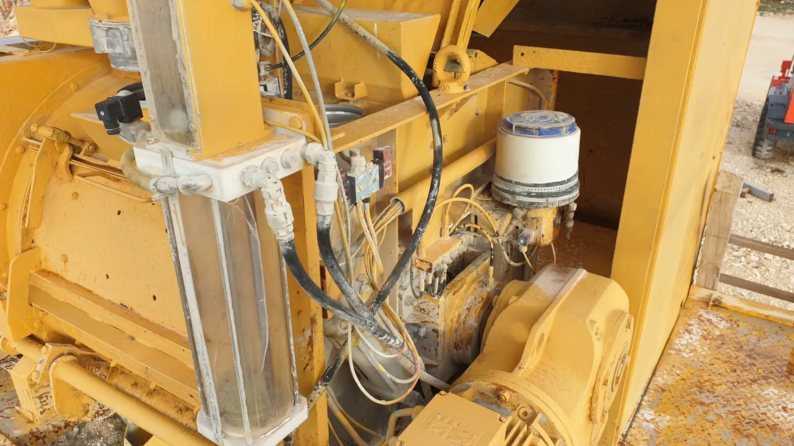 ELBA EMC 38 kompaktna – motor i hidraulički sklop miješalice, bočni pogled