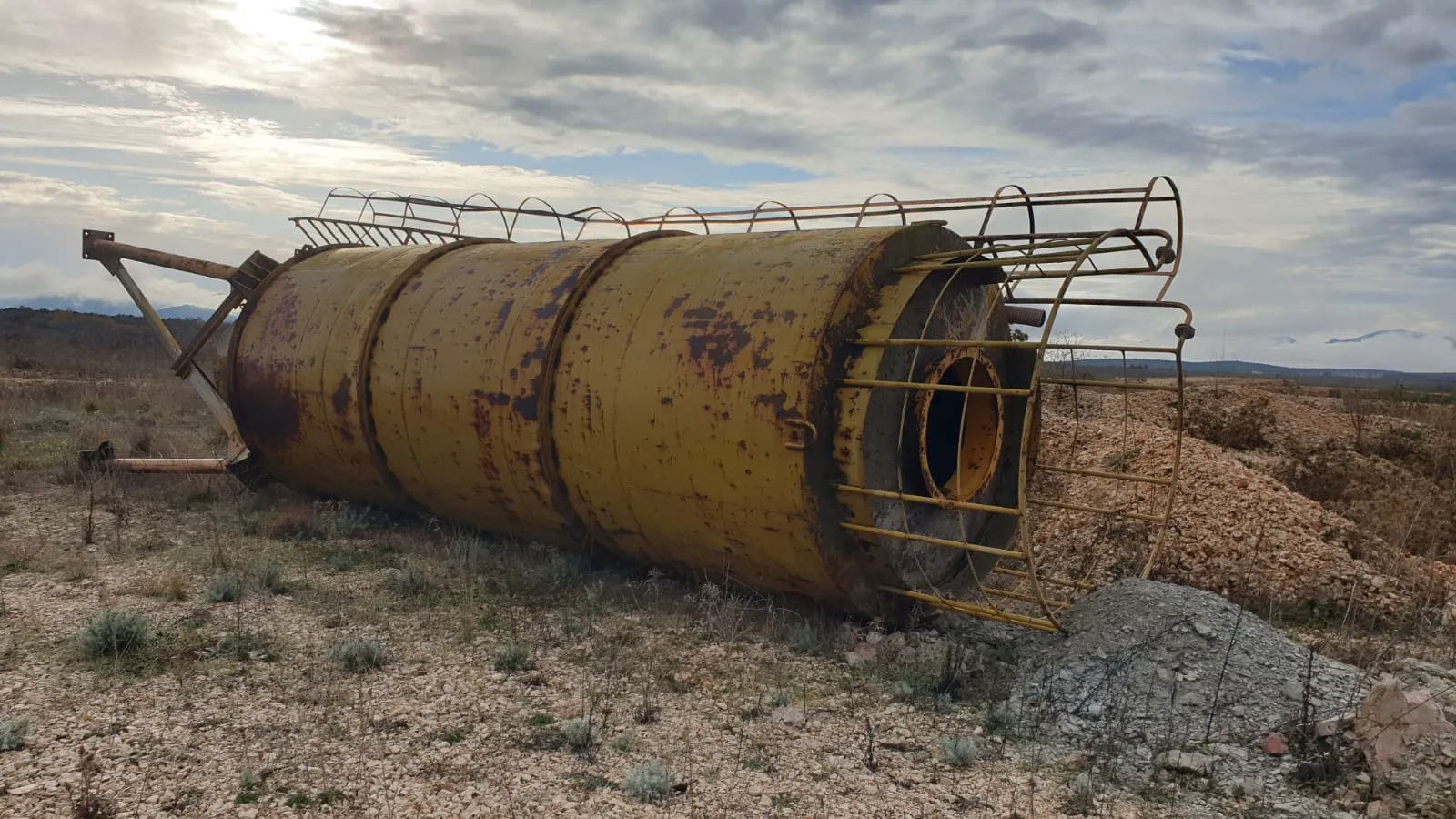 ELBA EMC 38 kompaktna – silos za cement položen na tlu