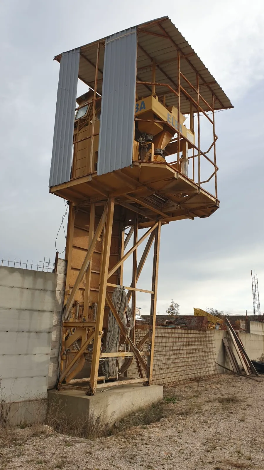 ELBA EMC 38 kompaktna – toranjsko postrojenje s metalnim krovom, pogled s prednje strane