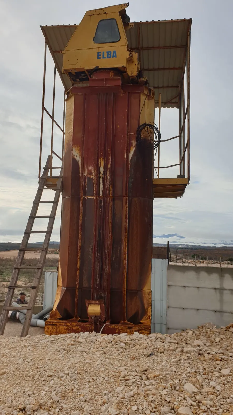 ELBA EMC 38 kompaktna – miješalica postrojenja s natpisom ELBA, pogled s prednje strane